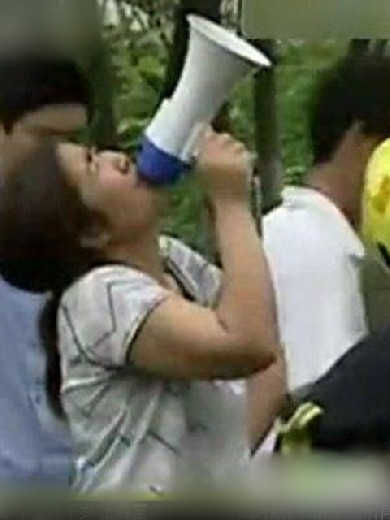 惨！男孩与父母吵架爬上高压电塔 触电身亡_易看