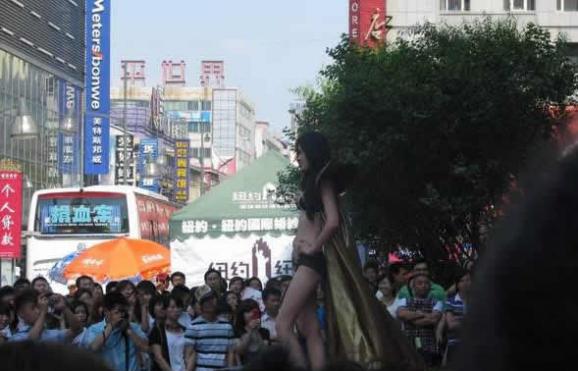 某市亚泰富苑内衣秀 亮瞎你的眼（图）