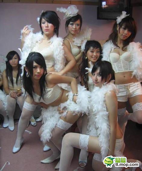 演出后台束胸美女 太放纵了吧！