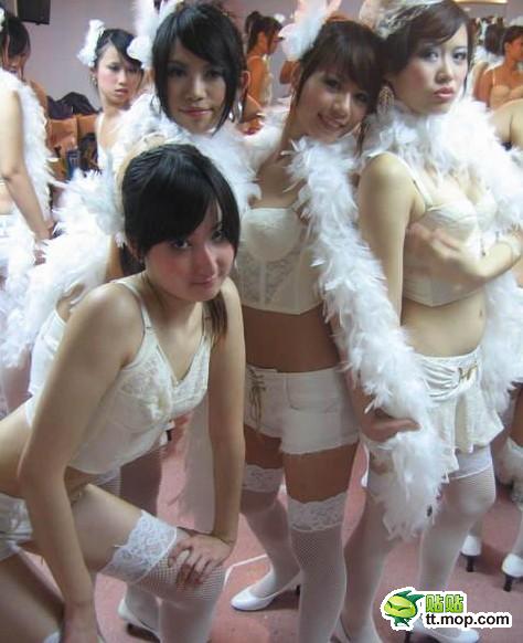 演出后台束胸美女 太放纵了吧！
