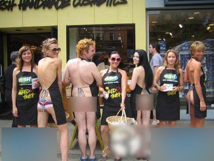 街头卖肉促销的低劣 低俗露乳促销（图）