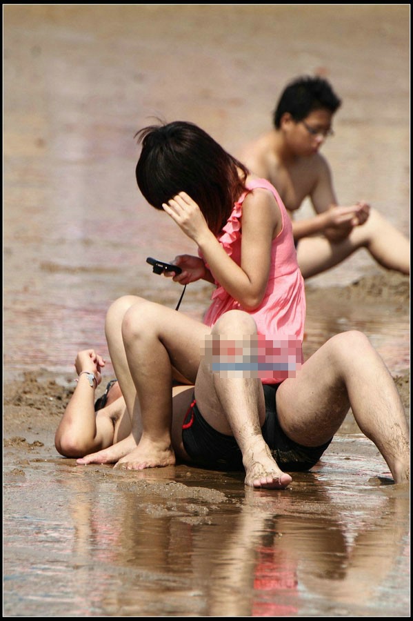 海边沙滩上那对开放的情侣不雅照（图）