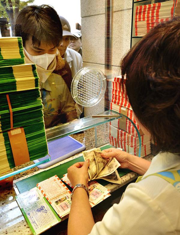 日本年末发售3亿彩票 民众排队疯抢（图）