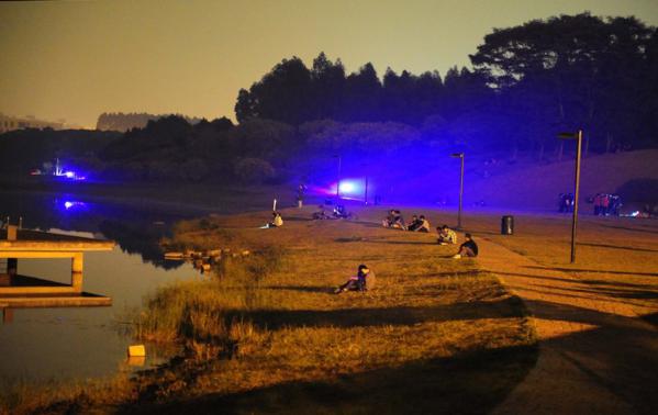 广州某大学深夜抓暗地幽会的学生（趣图）